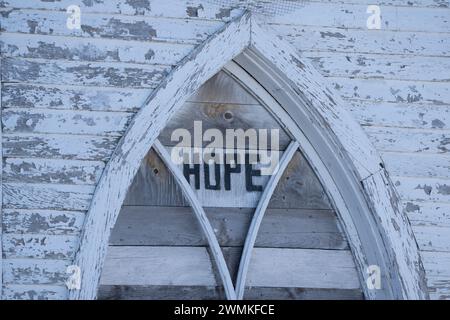 Message d'espoir sur une église abandonnée dans la Saskatchewan rurale ; Orkney, Saskatchewan, Canada Banque D'Images