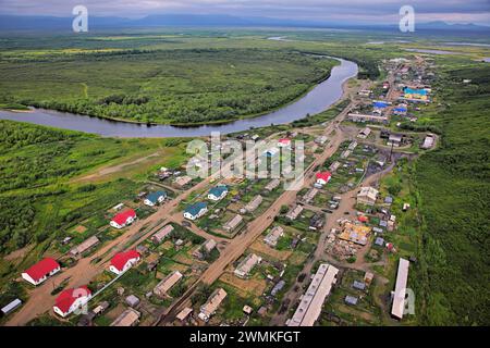 Ville de pêcheurs éloignée de Khailino. Une photographie aérienne de Khailino depuis un hélicoptère mi-8 entre Tilichiki et Khailino, montre la rivière Vyvenka Li... Banque D'Images