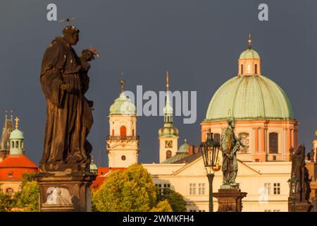 Église Saint-François d'assise Pont Charles Prague République tchèque Banque D'Images