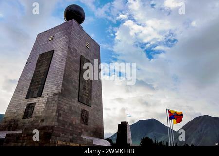 Ciudad Mitad del Mundo, un monument de 30 mètres de haut dédié à l'Équateur à Quito, en Équateur. Traduit par «milieu du monde», la parcelle de terre est dit t... Banque D'Images