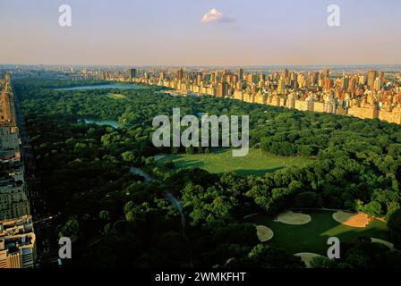 Les ombres balaient sur Sheep Meadow, un espace de 15 hectares où les gens se rassemblent pour pique-niquer à New York. Jusqu'en 1934, un berger arrêta le trafic ... Banque D'Images