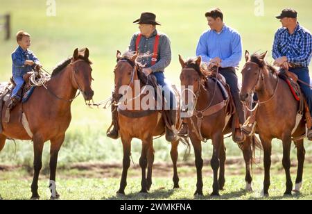 Rancher, ses fils et son petit-fils à cheval ; Howes, Dakota du Sud, États-Unis d'Amérique Banque D'Images