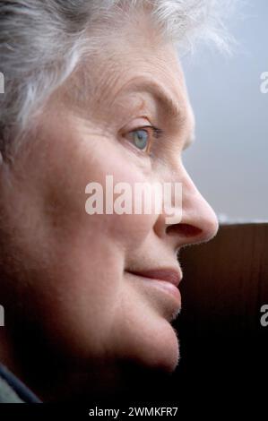 Gros plan du visage d'une femme âgée ; Gibbon, Nebraska, États-Unis d'Amérique Banque D'Images