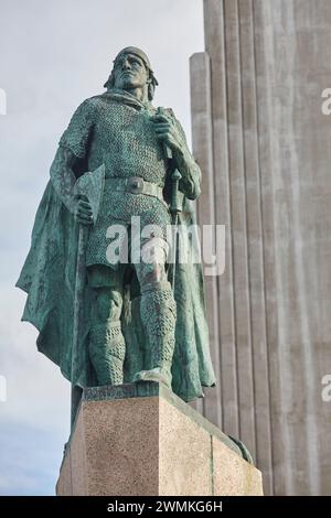 Statue de Leif Erikson à l'église Hallgrimskirkja à Reykjavik ; Reykjavik, Islande Banque D'Images