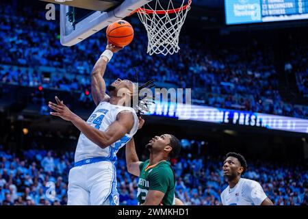 Chapel Hill, Caroline du Nord, États-Unis. 26 février 2024. North Carolina Tar Heats L'attaquant Jae'Lyn Withers (24) marque contre les Hurricanes de Miami (FL) dans le match de basket-ball ACC au Dean Smith Center à Chapel Hill, Caroline du Nord. (Scott Kinser/CSM). Crédit : csm/Alamy Live News Banque D'Images