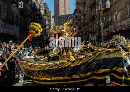 Manhattan, États-Unis. 25 février 2024. Les participants exécutent une danse Dragon lors de la parade du nouvel an lunaire pour l'année du Dragon à Chinatown. Crédit : SOPA images Limited/Alamy Live News Banque D'Images