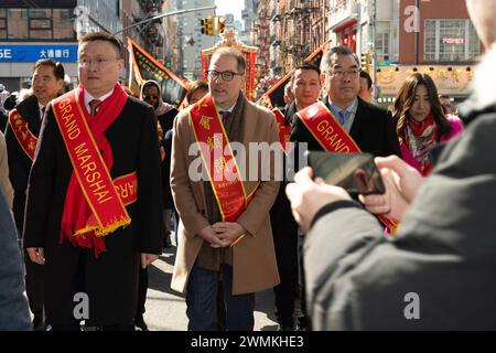 Manhattan, États-Unis. 25 février 2024. Grands maréchaux et conseillers vus lors de la parade du nouvel an lunaire pour l'année du Dragon à Chinatown. (Photo de Derek French/SOPA images/SIPA USA) crédit : SIPA USA/Alamy Live News Banque D'Images