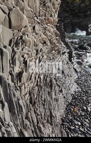 Falaises de lave le long du littoral à Hellnar, Snaefellsnes dans l'ouest de l'Islande ; Hellnar, Islande Banque D'Images