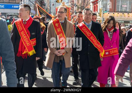 Manhattan, États-Unis. 25 février 2024. Grands maréchaux et conseillers vus lors de la parade du nouvel an lunaire pour l'année du Dragon à Chinatown. Crédit : SOPA images Limited/Alamy Live News Banque D'Images