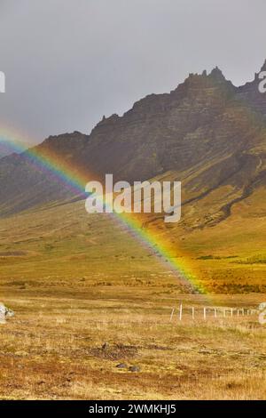 Rainbow s'étend à travers une vallée sur la péninsule de Snaefellsnes, sur la côte ouest de l'Islande ; Islande Banque D'Images