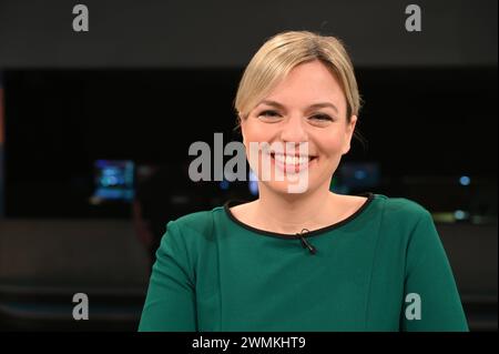 Politikerin Katharina Schulze, B90/Grüne, Fraktionsvorsitzende im Bayerischen Landtag zu Gast in der ARD Talkshow Hart aber Fair mit dem Thema Berge ohne Schnee: IST Alpen-Tourismus noch okay *** politicienne Katharina Schulze, B90 Verts, leader du groupe parlementaire au parlement de l'État de Bavière en tant qu'invité sur l'ARD talk-show Hart aber Fair sur le thème des montagnes sans neige est le tourisme alpin toujours correct Banque D'Images