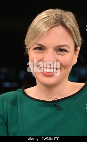 Politikerin Katharina Schulze, B90/Grüne, Fraktionsvorsitzende im Bayerischen Landtag zu Gast in der ARD Talkshow Hart aber Fair mit dem Thema Berge ohne Schnee: IST Alpen-Tourismus noch okay *** politicienne Katharina Schulze, B90 Verts, leader du groupe parlementaire au parlement de l'État de Bavière en tant qu'invité sur l'ARD talk-show Hart aber Fair sur le thème des montagnes sans neige est le tourisme alpin toujours correct Banque D'Images