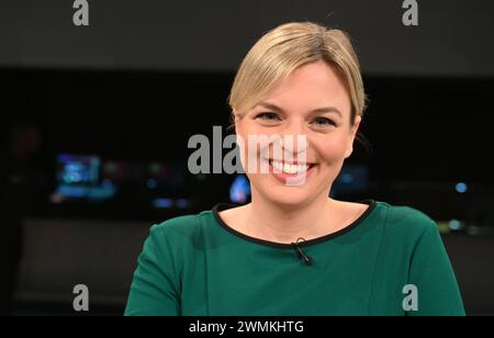 Politikerin Katharina Schulze, B90/Grüne, Fraktionsvorsitzende im Bayerischen Landtag zu Gast in der ARD Talkshow Hart aber Fair mit dem Thema Berge ohne Schnee: IST Alpen-Tourismus noch okay *** politicienne Katharina Schulze, B90 Verts, leader du groupe parlementaire au parlement de l'État de Bavière en tant qu'invité sur l'ARD talk-show Hart aber Fair sur le thème des montagnes sans neige est le tourisme alpin toujours correct Banque D'Images