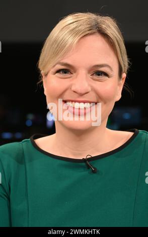 Politikerin Katharina Schulze, B90/Grüne, Fraktionsvorsitzende im Bayerischen Landtag zu Gast in der ARD Talkshow Hart aber Fair mit dem Thema Berge ohne Schnee: IST Alpen-Tourismus noch okay *** politicienne Katharina Schulze, B90 Verts, leader du groupe parlementaire au parlement de l'État de Bavière en tant qu'invité sur l'ARD talk-show Hart aber Fair sur le thème des montagnes sans neige est le tourisme alpin toujours correct Banque D'Images