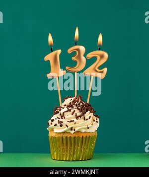 Carte d'anniversaire avec numéro de bougie 132 - fond vert Banque D'Images