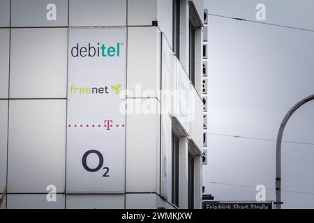 Photo des logos des trois principaux opérateurs de téléphonie mobile et opérateurs de l'Allemagne pris sur un magasin à Dusseldorf, offrant leurs services : T Mobil Banque D'Images