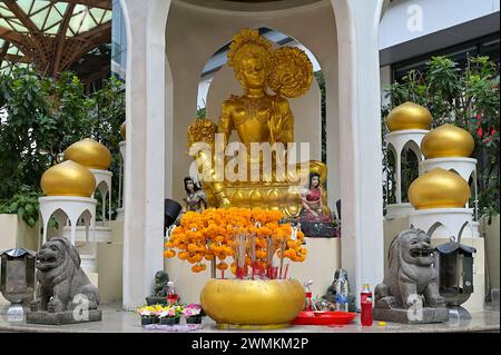 Umathevi, la représentation thaïlandaise de Parvati, avec des lions à ses côtés, vue ici dans un sanctuaire populaire de Bangkok Banque D'Images