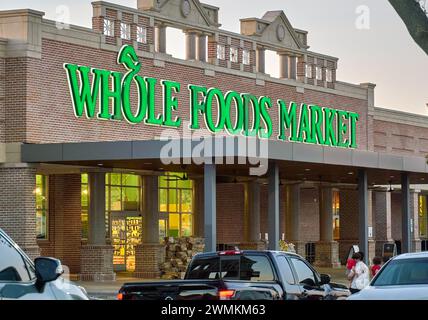 Dallas TX, USA - 25 février 2024 : entrée au magasin Whole Foods Market. Propriété d'Amazon, Whole Foods, une chaîne d'épicerie américaine basée au Texas, vend de la nourriture fr Banque D'Images