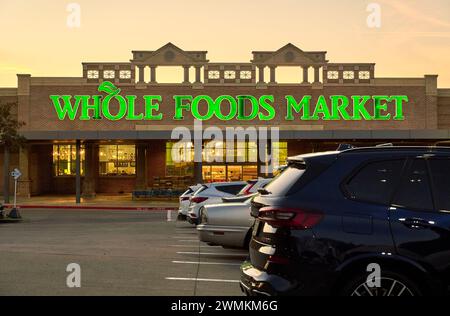 Dallas TX, USA - 25 février 2024 : entrée au magasin Whole Foods Market. Propriété d'Amazon, Whole Foods, une chaîne d'épicerie américaine basée au Texas, vend de la nourriture fr Banque D'Images