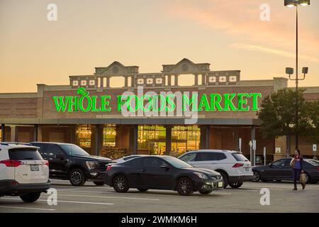 Dallas TX, USA - 25 février 2024 : entrée au magasin Whole Foods Market. Propriété d'Amazon, Whole Foods, une chaîne d'épicerie américaine basée au Texas, vend de la nourriture fr Banque D'Images