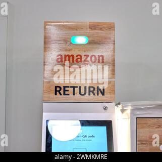 Dallas TX, États-Unis - 25 février 2024 : retour Amazon au marché Whole Foods. Propriété d'Amazon, Whole Foods, une chaîne d'épicerie américaine, vend des aliments sans produits artificiels Banque D'Images