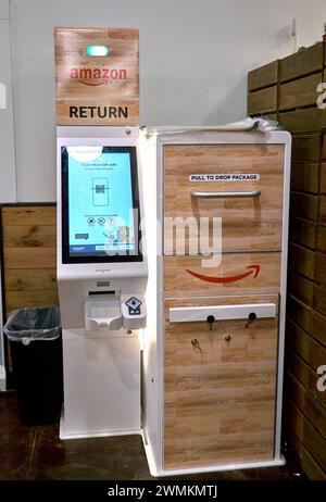 Dallas TX, États-Unis - 25 février 2024 : retour Amazon au marché Whole Foods. Propriété d'Amazon, Whole Foods, une chaîne d'épicerie américaine, vend des aliments sans produits artificiels Banque D'Images