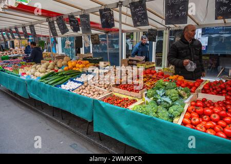 Paris, France - 14 mai 2023 : nombreuses promenades touristiques et shopping au marché Aligre à Paris Banque D'Images