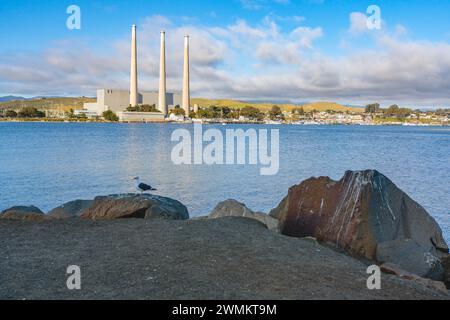 Baie Morro, Californie, États-Unis - 27 mai 2021 Plage rocheuse et anciennes centrales électriques dont les trois grands cheminées peuvent être vues de n'importe où dans la baie Morro. MoRR Banque D'Images