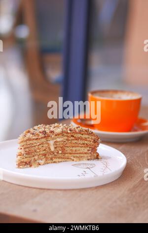 gâteau au caramel et une tasse à café sur la table Banque D'Images