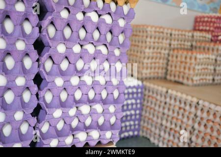 oeufs dans le supermarché beaucoup de plateaux en carton d'oeufs Banque D'Images