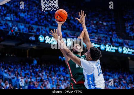 Chapel Hill, Caroline du Nord, États-Unis. 26 février 2024. Miami (FL) L'attaquant des ouragans Norchad Omier (15) tire sur l'attaquant Tar Heels de Caroline du Nord Jalen Washington (13) dans le match de basket-ball ACC au Dean Smith Center à Chapel Hill, NC. (Scott Kinser/CSM). Crédit : csm/Alamy Live News Banque D'Images