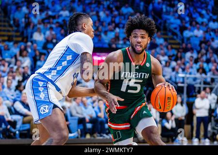 Chapel Hill, Caroline du Nord, États-Unis. 26 février 2024. North Carolina Tar suit l'attaquant Armando Bacot (5) défend l'attaquant des Hurricanes de Miami (FL) Norchad Omier (15) alors qu'il conduit dans le match de basket-ball ACC au Dean Smith Center à Chapel Hill, NC. (Scott Kinser/CSM). Crédit : csm/Alamy Live News Banque D'Images