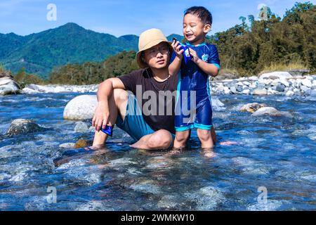 Profiter de la nature autour de l'une des meilleures vues du mont Kinabalu ici à Kota Belud où la rivière coule paisiblement et le bruit de la forêt chantant à travers votre conduit auditif, rend toute personne jeune et vieux à se sentir libre une fois de plus. Banque D'Images