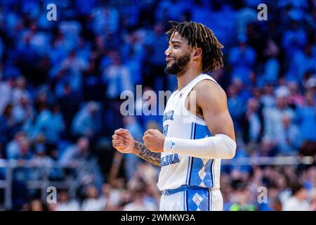 Chapel Hill, Caroline du Nord, États-Unis. 26 février 2024. La garde Tar Heels de Caroline du Nord, RJ Davis (4), célèbre après avoir battu Miami (FL) Hurricanes dans le match de basket-ball ACC au Dean Smith Center à Chapel Hill, NC. (Scott Kinser/CSM). Crédit : csm/Alamy Live News Banque D'Images