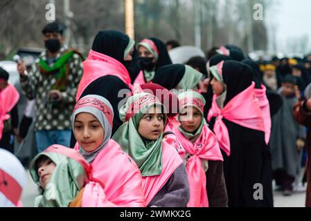 Budgam, Inde. 26 février 2024. Des enfants musulmans chiites du Cachemire marchent lors d'un rassemblement célébrant la naissance de l'Imam Mahdi. Le rassemblement organisé au Cachemire aujourd'hui, le 15 de Sha'aban, le huitième mois du calendrier islamique, commémore la naissance du dernier imam chiite, Muhammad al-Mahdi. Selon les musulmans chiites, on pense qu'il émerge avant la fin des temps pour apporter la paix et la justice dans le monde. (Photo par Idrees Abbas/SOPA images/SIPA USA) crédit : SIPA USA/Alamy Live News Banque D'Images