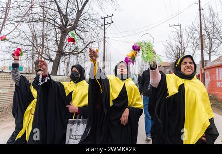 Budgam, Inde. 26 février 2024. Les musulmans chiites du Cachemire crient des slogans religieux lors d'un rassemblement célébrant la naissance de l'Imam Mahdi. Le rassemblement organisé au Cachemire aujourd'hui, le 15 de Sha'aban, le huitième mois du calendrier islamique, commémore la naissance du dernier imam chiite, Muhammad al-Mahdi. Selon les musulmans chiites, on pense qu'il émerge avant la fin des temps pour apporter la paix et la justice dans le monde. (Photo par Idrees Abbas/SOPA images/SIPA USA) crédit : SIPA USA/Alamy Live News Banque D'Images