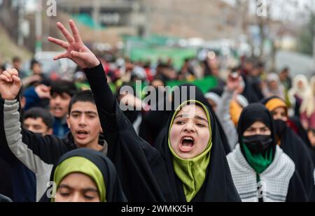 Budgam, Inde. 26 février 2024. Une chiite cachemirienne crie des slogans religieux lors d'un rassemblement célébrant la naissance de l'Imam Mahdi. Le rassemblement organisé au Cachemire aujourd'hui, le 15 de Sha'aban, le huitième mois du calendrier islamique, commémore la naissance du dernier imam chiite, Muhammad al-Mahdi. Selon les musulmans chiites, on pense qu'il émerge avant la fin des temps pour apporter la paix et la justice dans le monde. Crédit : SOPA images Limited/Alamy Live News Banque D'Images