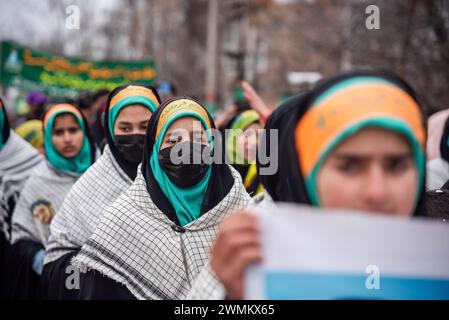 Budgam, Inde. 26 février 2024. Les musulmans chiites du Cachemire marchent tout en récitant des poèmes religieux lors d'un rassemblement célébrant la naissance de l'Imam Mahdi. Le rassemblement organisé au Cachemire aujourd'hui, le 15 de Sha'aban, le huitième mois du calendrier islamique, commémore la naissance du dernier imam chiite, Muhammad al-Mahdi. Selon les musulmans chiites, on pense qu'il émerge avant la fin des temps pour apporter la paix et la justice dans le monde. Crédit : SOPA images Limited/Alamy Live News Banque D'Images