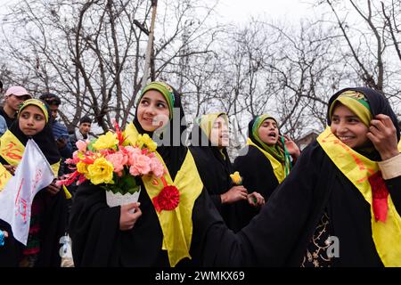 Budgam, Inde. 26 février 2024. Les musulmans chiites du Cachemire tiennent des fleurs dans les mains alors qu'ils marchent lors d'un rassemblement célébrant la naissance de l'Imam Mahdi. Le rassemblement organisé au Cachemire aujourd'hui, le 15 de Sha'aban, le huitième mois du calendrier islamique, commémore la naissance du dernier imam chiite, Muhammad al-Mahdi. Selon les musulmans chiites, on pense qu'il émerge avant la fin des temps pour apporter la paix et la justice dans le monde. Crédit : SOPA images Limited/Alamy Live News Banque D'Images