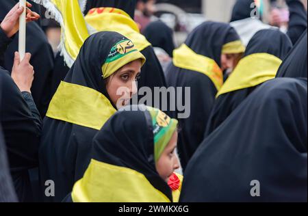 Budgam, Inde. 26 février 2024. Les musulmans chiites du Cachemire marchent tout en récitant des poèmes religieux lors d'un rassemblement célébrant la naissance de l'Imam Mahdi. Le rassemblement organisé au Cachemire aujourd'hui, le 15 de Sha'aban, le huitième mois du calendrier islamique, commémore la naissance du dernier imam chiite, Muhammad al-Mahdi. Selon les musulmans chiites, on pense qu'il émerge avant la fin des temps pour apporter la paix et la justice dans le monde. Crédit : SOPA images Limited/Alamy Live News Banque D'Images