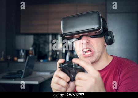 homme joueur amusant jouer sur le tir vidéo de simulation futuriste explorer le jeu dans les lunettes 3d et les joysticks dans la salle de divertissement vr avec l'innovation techno Banque D'Images