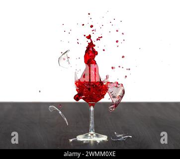 Destruction d'un verre de vin rouge sur la table Banque D'Images