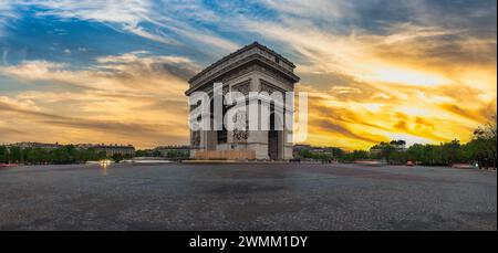 Paris France, panorama de la ville coucher de soleil à l'Arc de Triomphe et aux champs Elysées Banque D'Images