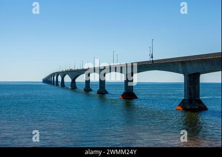 Pont de la Confédération - un pont à poutres caissonnées qui traverse le détroit de Northumberland et relie les provinces canadiennes de l'Île-du-Prince-Édouard et du Nouveau-Brunswick Banque D'Images