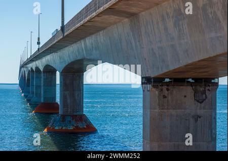 Pont de la Confédération - un pont à poutres caissonnées qui traverse le détroit de Northumberland et relie les provinces canadiennes de l'Île-du-Prince-Édouard et du Nouveau-Brunswick Banque D'Images