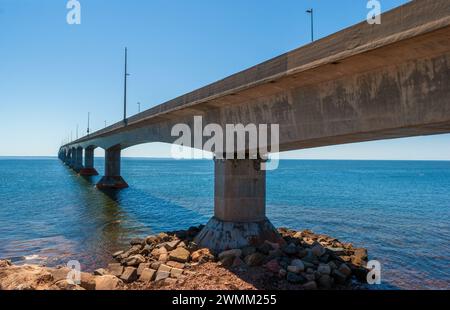 Pont de la Confédération - un pont à poutres caissonnées qui traverse le détroit de Northumberland et relie les provinces canadiennes de l'Île-du-Prince-Édouard et du Nouveau-Brunswick Banque D'Images