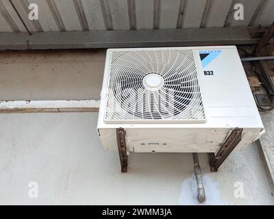 Malaisie,Perak,22 février 2022 : une unité du compresseur AC Daikin Dual Inverter de marque installée à l'extérieur de la zone du département de laboratoire. Marque préférée, durable et économe en énergie. Banque D'Images
