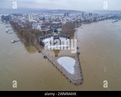 Inondation des hautes eaux à Coblence City Allemagne monument historique German Corner en hiver où les rivières rhin et Mosele coulent ensemble. Banque D'Images