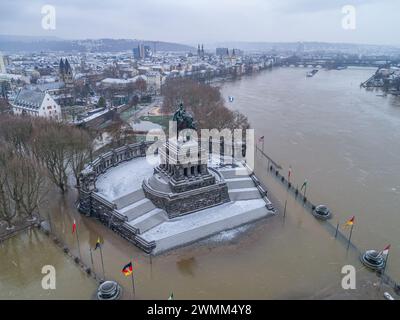 Inondation des hautes eaux à Coblence City Allemagne monument historique German Corner en hiver où les rivières rhin et Mosele coulent ensemble. Banque D'Images