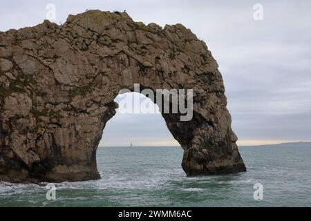 Bateau à voile passant, tiré à travers Durdle Door, Dorset, Angleterre Banque D'Images